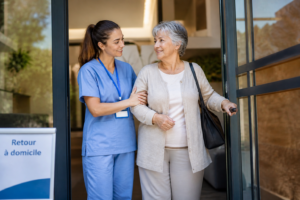 Équipière du cabinet d'anesthésie accompagnant une patient en dehors de la clinique